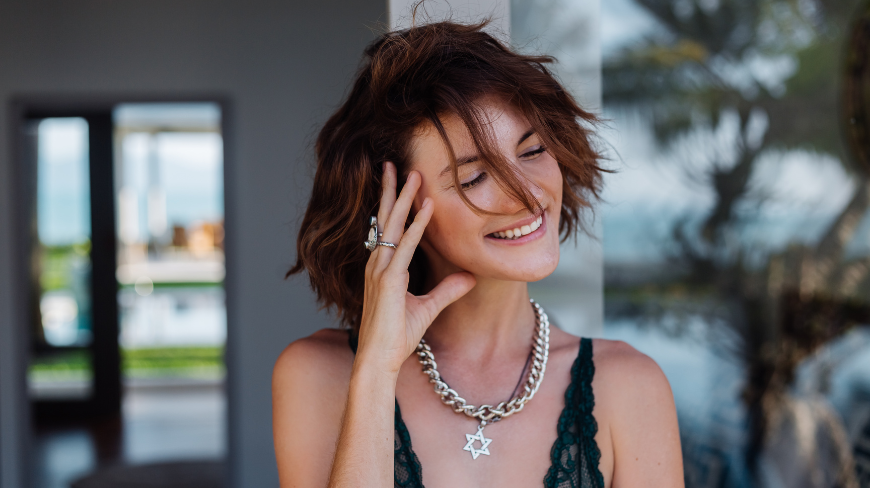 Statement vs. Subtle: How to Style Jewellery for Any Look